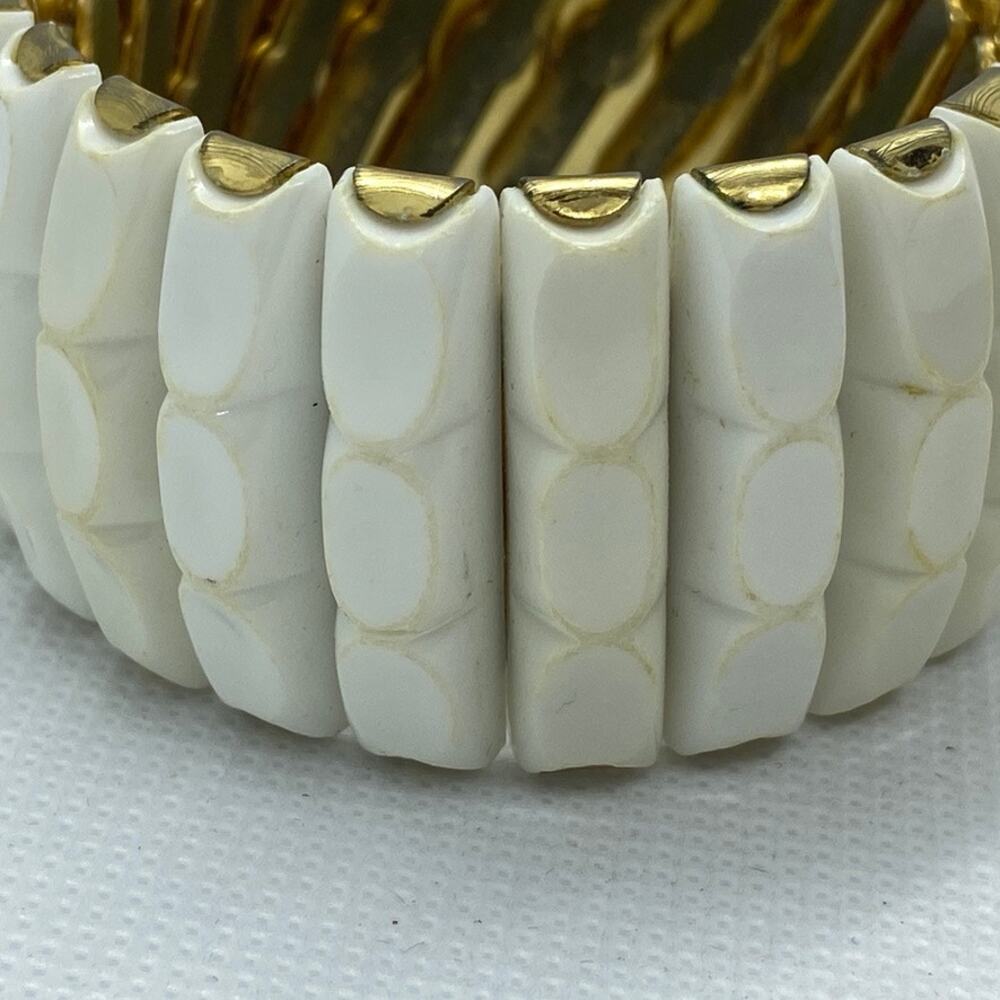 Vintage Bracelet White Plastic Lucite Ribbed Bracelet with Gold Inside - Picture 5 of 7